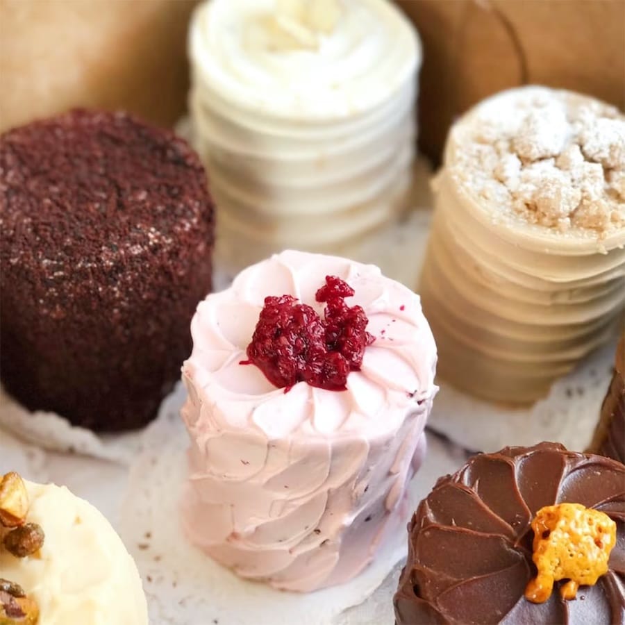 Mini cakes gift box